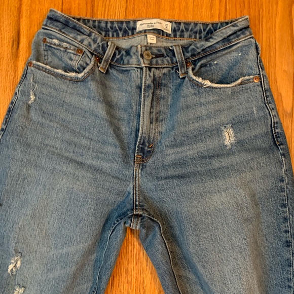 Abercrombie Curve Love High Rise Mom Jeans, size 27/4 R. - Picture 8 of 10